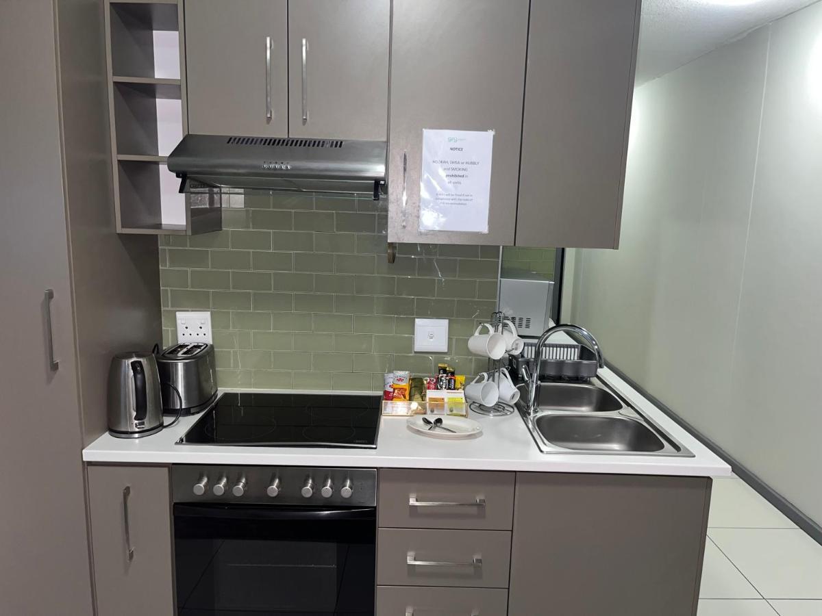 The Den Marensky Towers Apartamento Windhoek Exterior foto